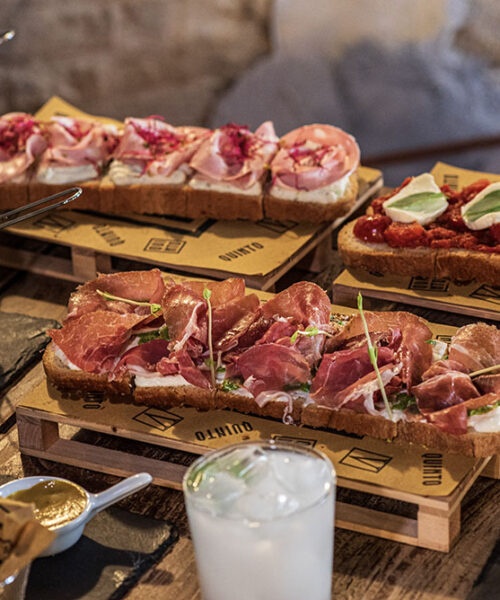 tagliere con cibo
