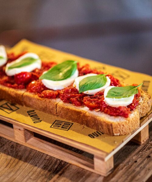 bruchetta con uova, basilico e pomodorini secchi