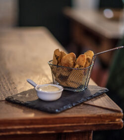 cestino di patatine fritte